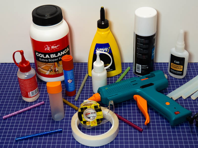 imagen principal de Guía completa de pegamentos y colas para manualidades