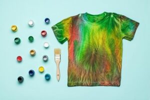Un conjunto de pinturas de tela y una elegante camiseta