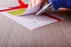 Pegando con pistola térmica