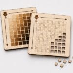 Imagen de una cuadrícula de pruebas láser con diferentes niveles de potencia y velocidad para comparar resultados de corte y grabado sobre madera.